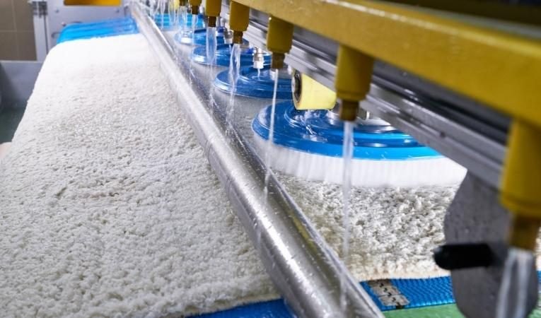 Fırçalı makinede halı yıkama